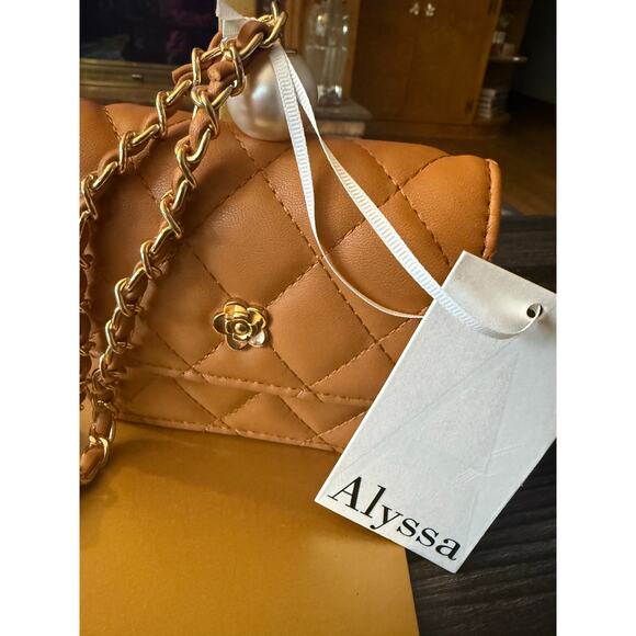 NWT Alyssa Quilted Tan Pearl Unique Middle Chain Crossbody - Picture 3 of 7